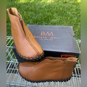 bernie mev. Brown Leather Bootie Zip Up Boots with memory form Womens Size 6